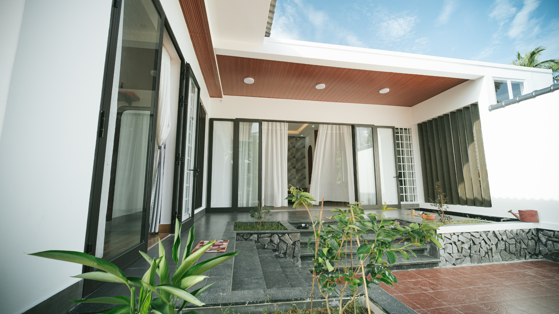 Interior moderno de casa modular com acabamentos de qualidade