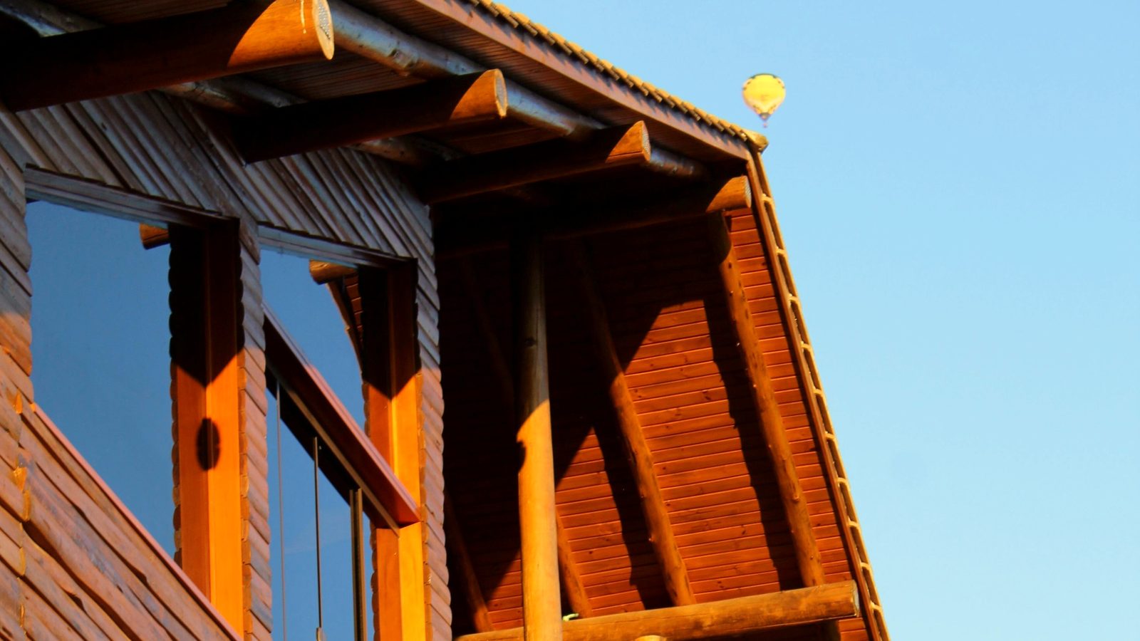 Casa modular com fachada em madeira maciça