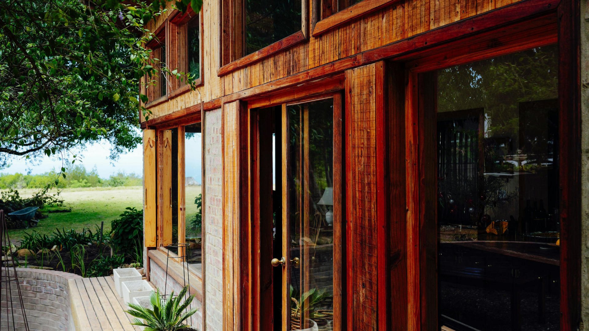 Casa modular moderna integrada na paisagem portuguesa